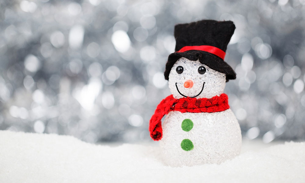 bonhomme de neige avec chapeau noir, écharpe rouge et boutons verts